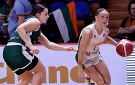 Basketbalistka brněnských Žabin uniká s míčem bránící soupeřce při vyhroceném sportovním souboji pod košem. KULTINO*