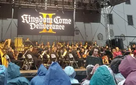 Filharmonie Brno hraje soundtrack ke hře Kingdom Come Deliverance II na vyprodaném nádvoří hradu Špilberk v pláštěnkách během letního deště. KULTINO*