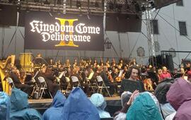 Filharmonie Brno hraje soundtrack ke hře Kingdom Come Deliverance II na vyprodaném nádvoří hradu Špilberk v pláštěnkách během letního deště. KULTINO*