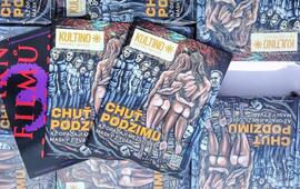 Hromada výtisků posledního tištěného vydání magazínu KULTINO s uměleckým motivem obrazu z kolekce Mezilidské masky. KULTINO*