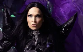 Finská zpěvačka Tarja Turunen v dramatickém černém kovaném kostýmu s fialovým závojem při vydání nového albumu Frisson Noir. KULTINO*