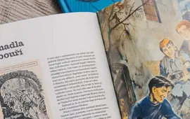 Otevřená stránka výpravné monografie Za oponou Stínadel s ilustracemi Jiřího Gruse a dobovými poznámkami Jaroslava Foglara. KULTINO*