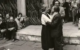 Návštěvníci vernisáže výstavy Adrieny Šimotové na nádvoří Domu pánů z Kunštátu v Brně v roce 1986. KULTINO*
