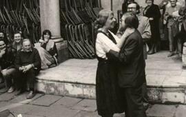 Návštěvníci vernisáže výstavy Adrieny Šimotové na nádvoří Domu pánů z Kunštátu v Brně v roce 1986. KULTINO*