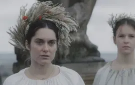 Nový mysteriózní film Wirbel. Herečka Judit Pecháček v roli Agnes s uhrančivým pohledem a přírodním věncem ze suchých travin na hlavě. KULTINO*