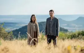Judit Pecháček a David Švehlík jako Agnes a Martin stojí ve vysoké suché trávě nad krajinou kopců ve filmu Wirbel. KULTINO*