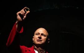 Pavel Jan Riedl jako Bilbo drží nad hlavou zlatý prsten v inscenaci Hobit Divadla Radost. KULTINO*