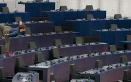 Žena v Evropském parlamentu ve Štrasburku mezi prázdnými řadami modrých poslaneckých křesel, záběr z dokumentu Drazí spoluobčané uváděného na festivalu Ji.hlava. KULTINO*