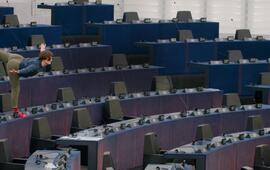 Žena v Evropském parlamentu ve Štrasburku mezi prázdnými řadami modrých poslaneckých křesel, záběr z dokumentu Drazí spoluobčané uváděného na festivalu Ji.hlava. KULTINO*