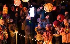 Děti s rozsvícenými lampiony a světelným řetězem na lampionovém průvodu Lužánek v Brně. KULTINO*