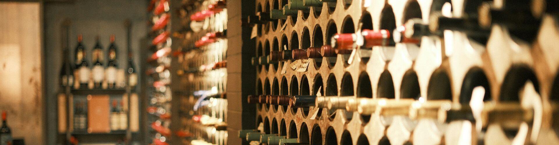 Moderní vinotéka a degustační enoteca Vindom na Smetanově ulici v Brně, samoobslužný automatický systém na víno Taste4Wine, řízené degustace a firemní večírky. KULTINO*